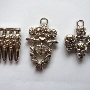 15 Skull charms/pendants