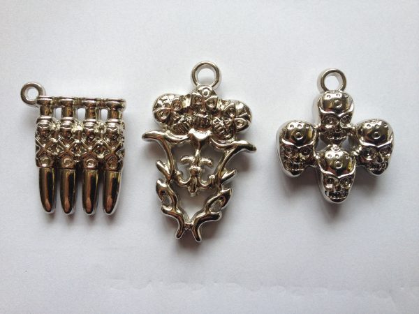 15 Skull charms/pendants